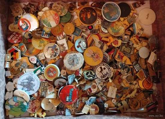 Значки 500 шт. Поломанные, треснутые - некондиция. С рубля!