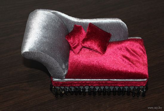 Шкатулка для украшений, выполнена в форме дивана.