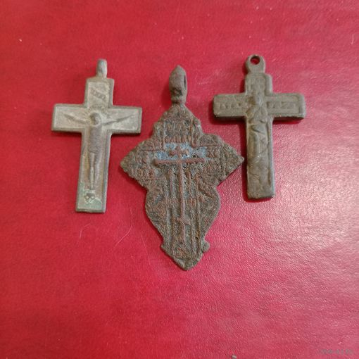 Лот нательных крестиков 3 штуки
