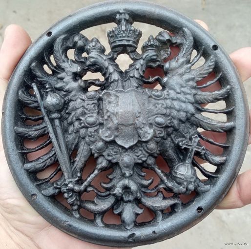 - ГЕРБ Австро-Венгрии 1867-1918 Чугун Д 15 см 750 гр с пулевой меткой войны Накладка Плакетка