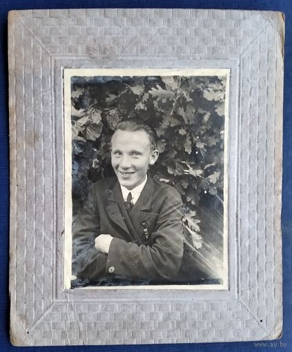 Фото юноши. Рогачев? 1930-е г. На паспарту. 9х12 (15х18) см.