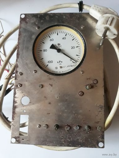 Манометр вакуумный с кранами на станине