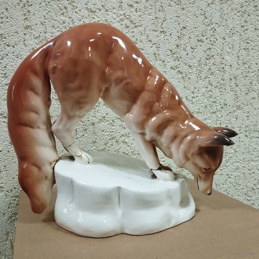 Статуэтка фарфоровая Лиса, высота 27 см. Чехословакия