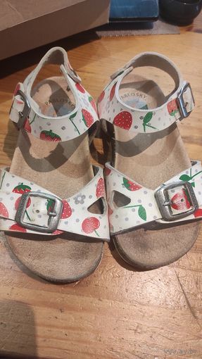 Классные босоножки Pablosky на 28-29 размер, хорошее состояние, есть естественные следы использования на стельке. В общем отличные босоножки. На ножку 18-18,5 см.