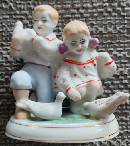 Дети кормят голубей.