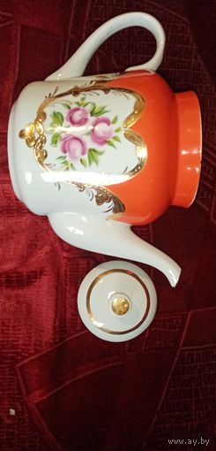 Чайник большой. Отличная позолота. Скол почти незаметен.