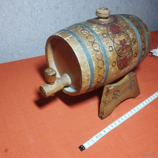 Бочонок деревянный на подставке