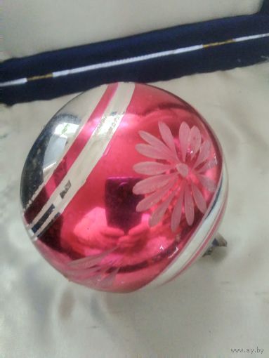 Большой ёлочный шар времён СССР.