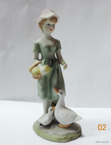 Статуэтка фарфоровая "Девушка с гусями" 80-е годы Европа. Высота 17.5 см.
