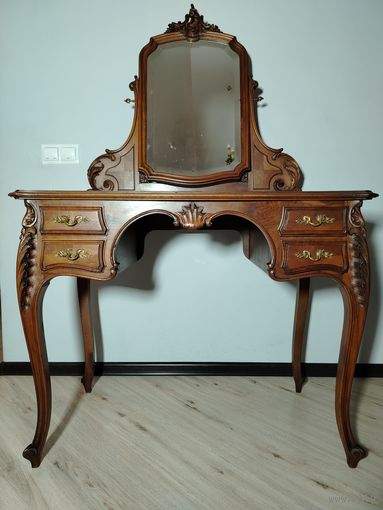 Дамский столик с зеркалом.