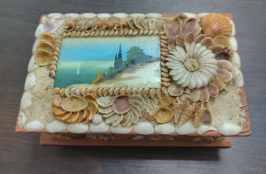 Винтажная деревянная шкатулка , обклеена ракушкой и фотография ( изображение моря ) на верхней крышки .