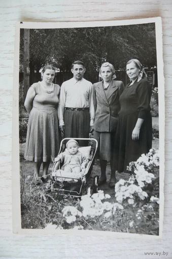 Фото СССР. Семья, ребенок в детской коляске.