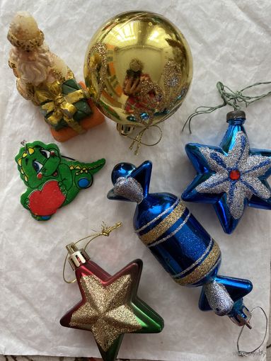 Лот елочных игрушек.