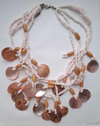 Колье. Коралл. Ракушка. Многорядные коралловые  бусы.