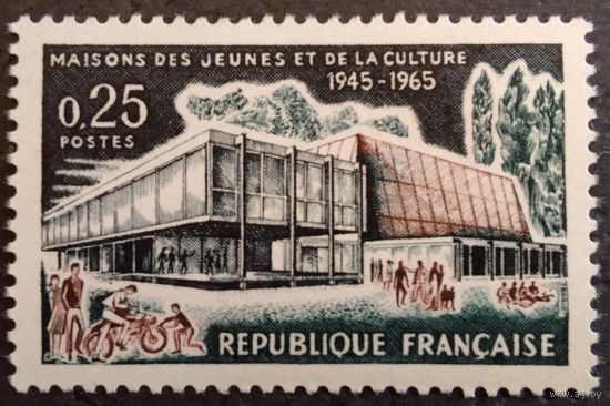 Франция. 1965г. Mi1507**. Молодежь перед культурным центром в Труа.