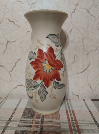 Ваза OSCAR (Мадонна). Ручная роспись.Ширина 10 см. Высота 23 см.