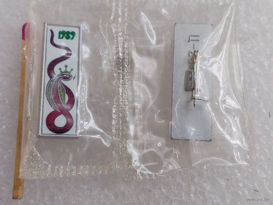 Значок. Год Змеи, 1989. керамическая вставка. цена за 1 шт.