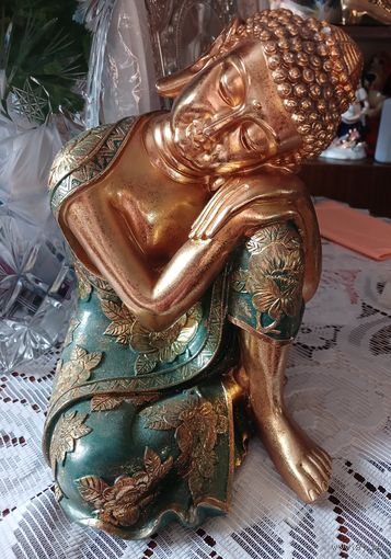 Красивая статуэтка .