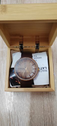 Мужские наручные часы, в деревянном корпусе.