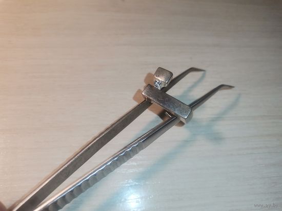 Металлическое кольцо с вставкой в посеребрении, клейм нет.