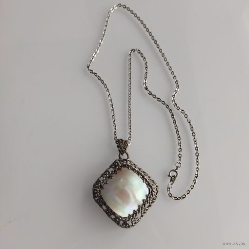 Старинный филигранный кулон с крупной вставкой перламутра. Сер 20 в. На цепочке. 4,5х5,8х1 см. ,49 см.