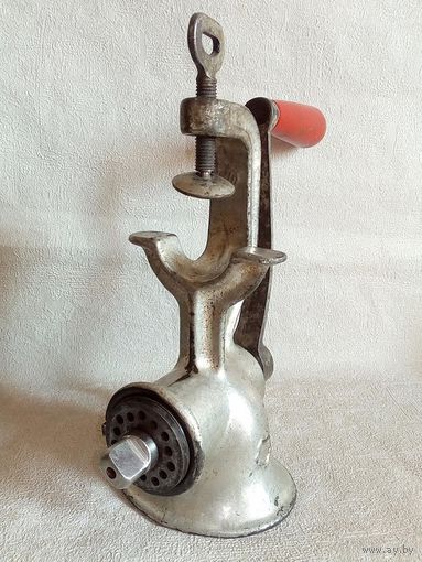 Мясорубка чугунная стародавней конструкции по назначению, в коллекцию или для декора