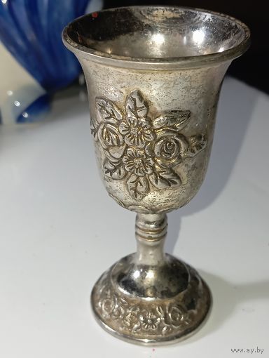 Рюмка металл , не магнит .