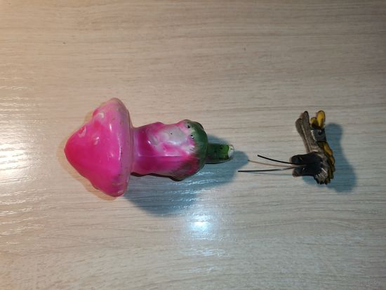 Ёлочная, стеклянная игрушка "Мухомор", на прищепке, времён СССР, длина 9 см.