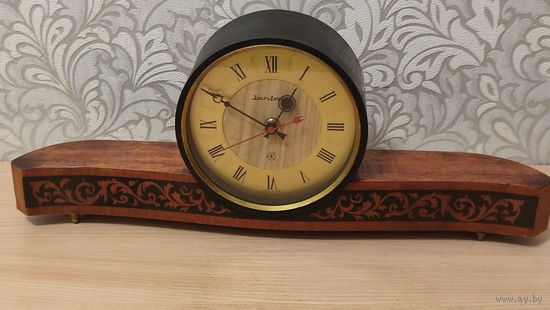 Часы Янтарь настольные.