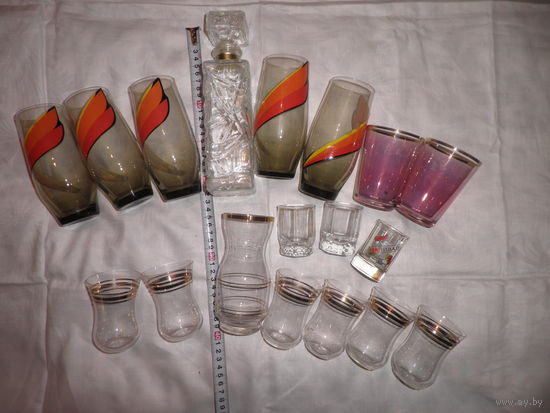 Штоф с рюмками и бокалами,родом из СССР.С рубля.