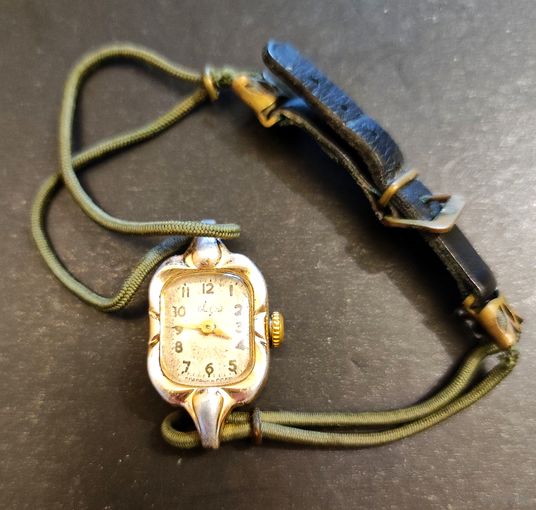 Винтажные женские часы Луч с ремешком 1960