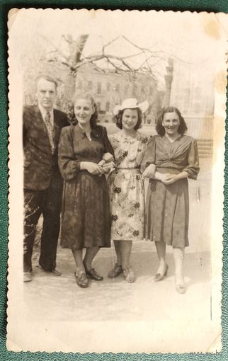 Фото мужчины и девушек в Михайловском сквере. Минск. 1953 г. 8х12 см.