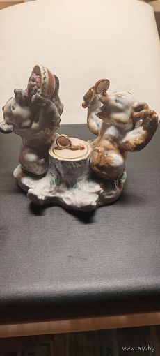 Фарфоровая статуэтка.