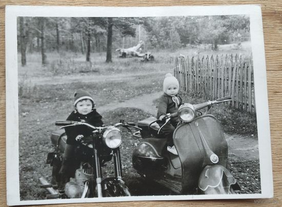Фото детей на мотоциклах. 1966 г. 9х12 см.
