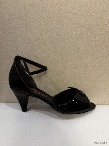 Босоножки женские кожаные неношеные