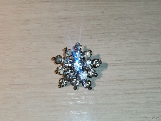 Винтажная брошь со стразами, выполненная в виде снежинки, размер 3*3 см., замок рабочий.