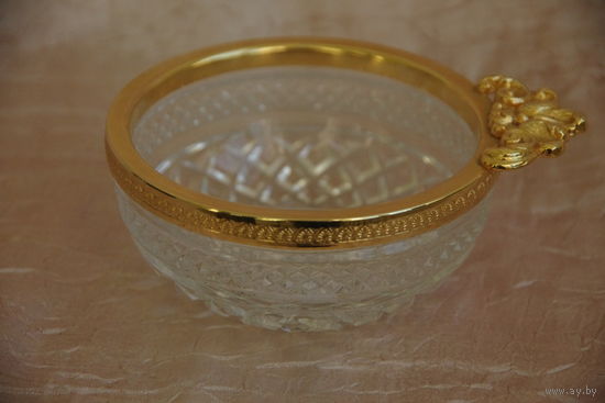 Ваза с золоченой каймой  *  диаметр 11 см , ширина 13,5 см , высота 5 см )    целая