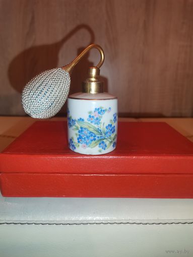 Фарфоровый атомайзер для парфюма с распылителем грушей, Bavaria, номерная, есть мелкий скольчик по краю основания.