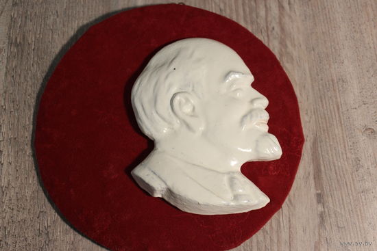 Самодельный, гипсовый барельеф В. И. Ленина , на деревянном основании, диаметр 20 см.