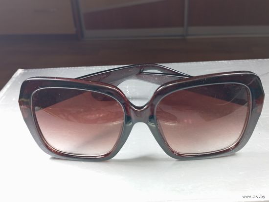 Винтажные очки , крупная оправа формы Оверсайз с декоративными элементами в виде золотистых пчел на уголках рамки .  Бренд LAN BAO CE . Предсезонная распродажа Винтажных солнцезащитных очков с рубля !