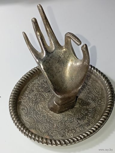 Подставка для колец , металл не магнит .