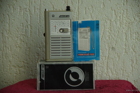 Приемник "  Невский 402 "  рабочий - шипит