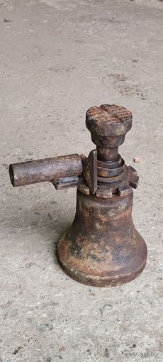 Домкрат.