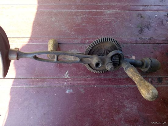 Старинные дрель и рубанок