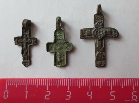 Крестики старые. Целые... 3 штуки за одну цену...