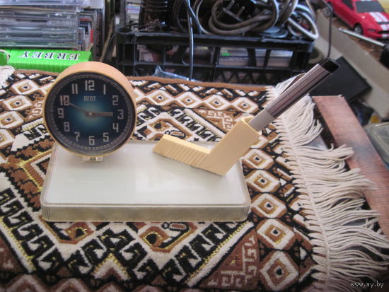 Настольный прибор: часы Агат рабочие, клюшка-шариковая ручка.