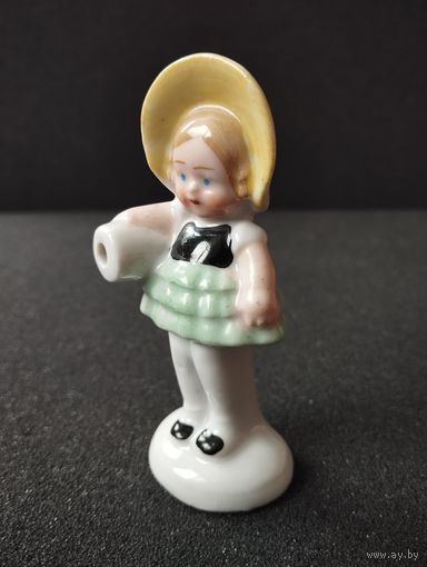 Статуэтка фарфоровая Девочка в жёлтой шляпке, Германия