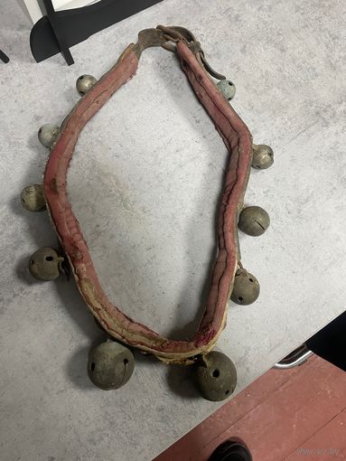 Старинные упряжные бубенцы шелестуны колокольчики 19 век. 10 штук, клейма TULA. Бронза, кожа. Конская упряжь. Антураж