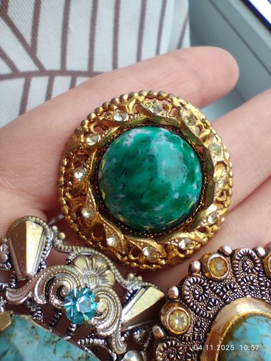 Брошь с пекинским зелёным стеклом