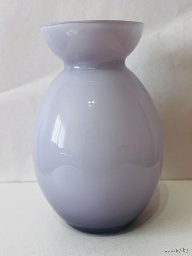 Ваза стекло сиреневая. АУКЦИОН не с рубля без МПЦ. Европа.